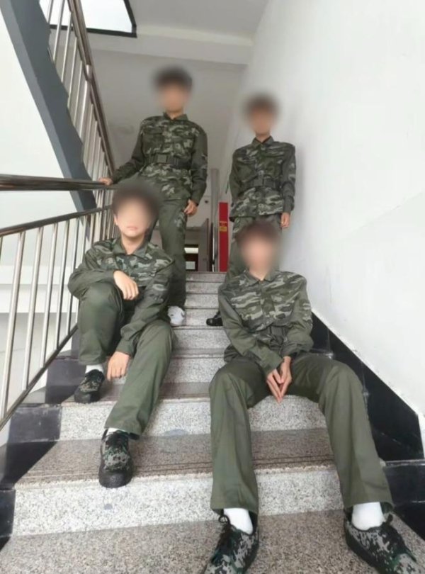 配资公司平台 百万网友严选“最丑”军训服改良版穿上了，学校回应：新生反馈挺好的